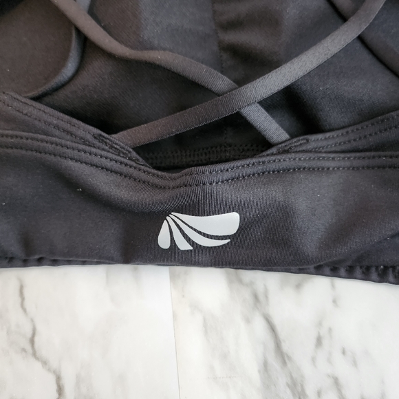 Strappy Criss cross racerback active yoga bra with removable cup pads - Picture 6 of 7